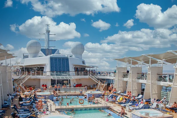 Many People Enjoying the Pool on a Cruise Ship — Stock Photo, Image