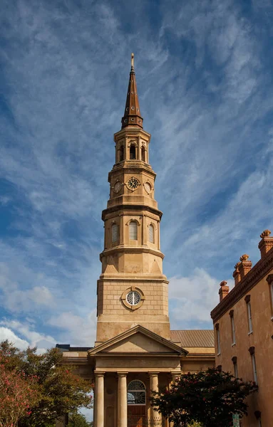 Torre de la iglesia de piedra con reloj — Foto de Stock