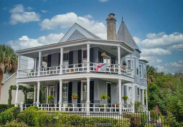 Traditionele grijs twee verhaal huis — Stockfoto