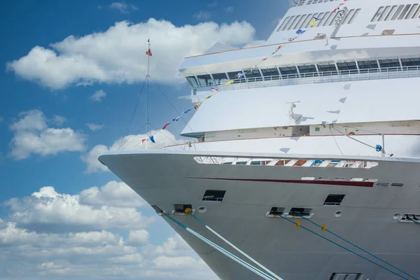 Touwen op de boeg van cruiseschip — Stockfoto