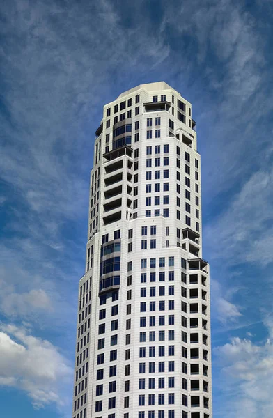 Betonowa wieża w błękitne niebo — Zdjęcie stockowe