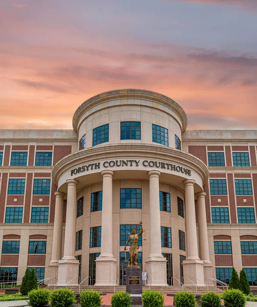 Tribunal del Condado de Forsyth al anochecer —  Fotos de Stock