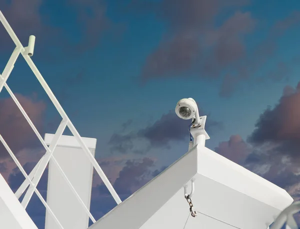 Beveiligingscamera op scheepsschot — Stockfoto