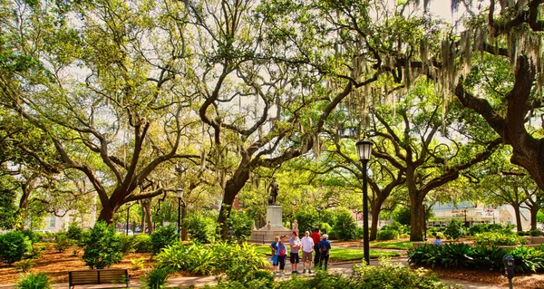 Turistas en Savannah Square Park —  Fotos de Stock