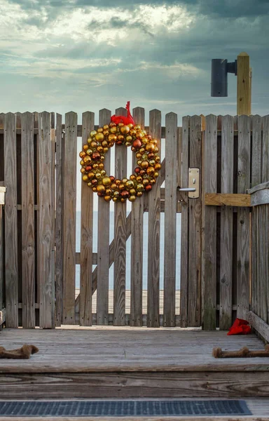 Corona de Navidad en la puerta de la playa — Foto de Stock