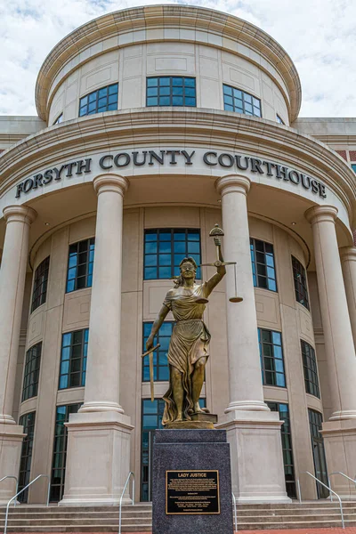 Lady Justice bij Forsyth County gerechtsgebouw — Stockfoto