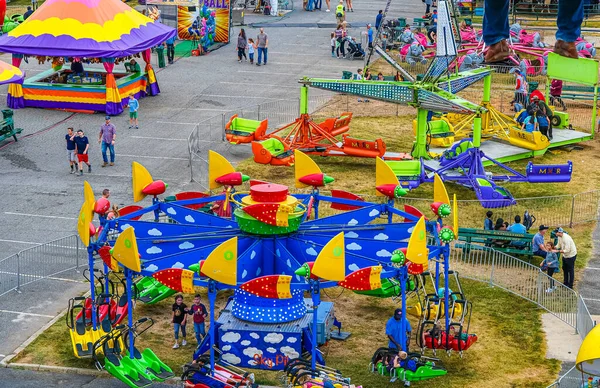 Flera barn rider på karnevalen — Stockfoto