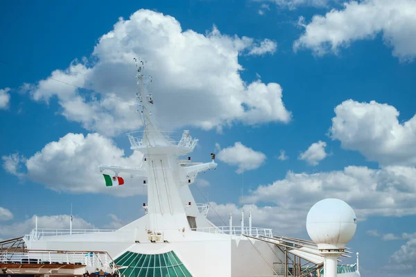 Torre de comunicación de buques con bandera mexicana —  Fotos de Stock