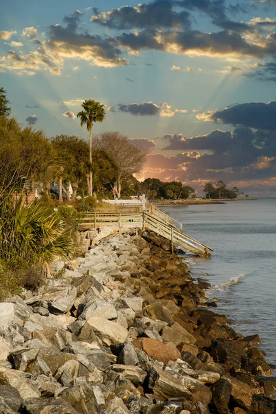 SeaWall Toward Walkways at Sunset — 图库照片