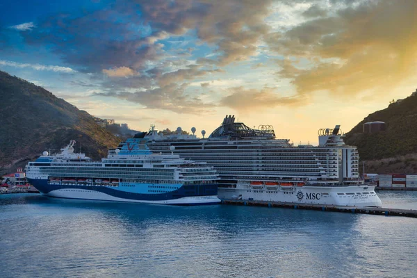 Dos naves en St Maarten Sunset —  Fotos de Stock