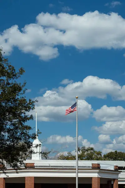 Американский флаг на кирпичном павильоне — стоковое фото