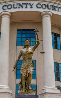 İlçe Adliyesinde Bayan Adalet