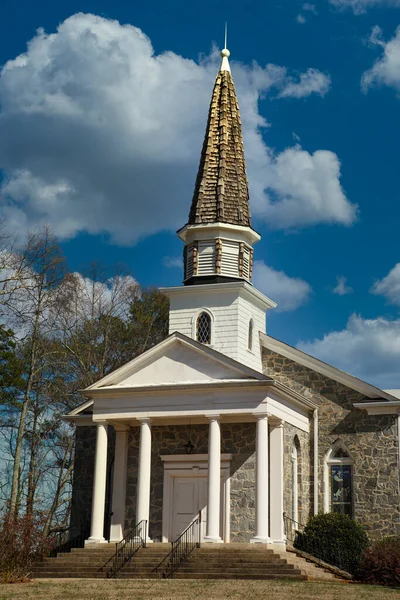 Iglesia de piedra con cara de madera blanca —  Fotos de Stock