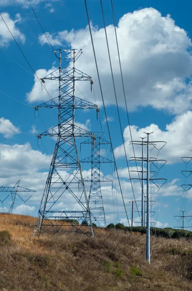 Electric Power Lines Under Blue Skies — Stock Photo, Image