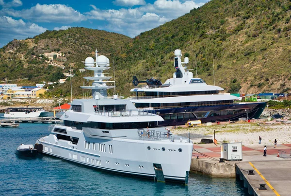 Two Massive Yachts in St Maarten — Stock Photo, Image