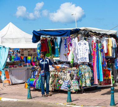 St. Martin Bit Pazarı 'ndan alışveriş yapan.