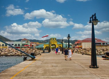 St. Kitts 'ten Port Zante' ye giren turistler