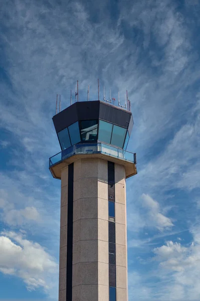 Башня управления аэропортом против хорошего неба — стоковое фото