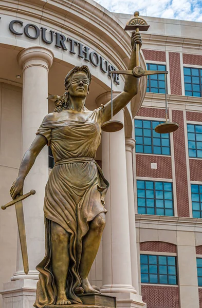 Blinde Lady Justice bij het gerechtsgebouw — Stockfoto