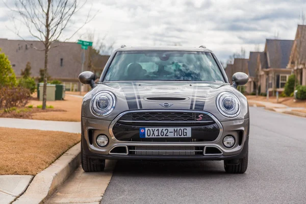 Mini Cooper σε Residential Street — Φωτογραφία Αρχείου