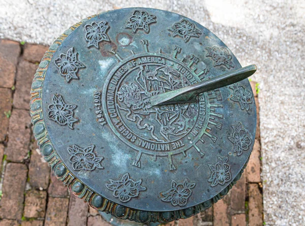Старые солнечные часы — стоковое фото