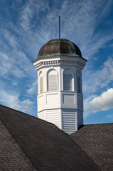 Cupola manchada no telhado sob céus azuis — Fotografia de Stock