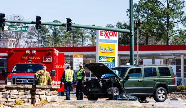 Polizei und Feuerwehr bei Unfall — Stockfoto