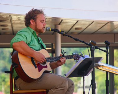sahnede performans gitarist