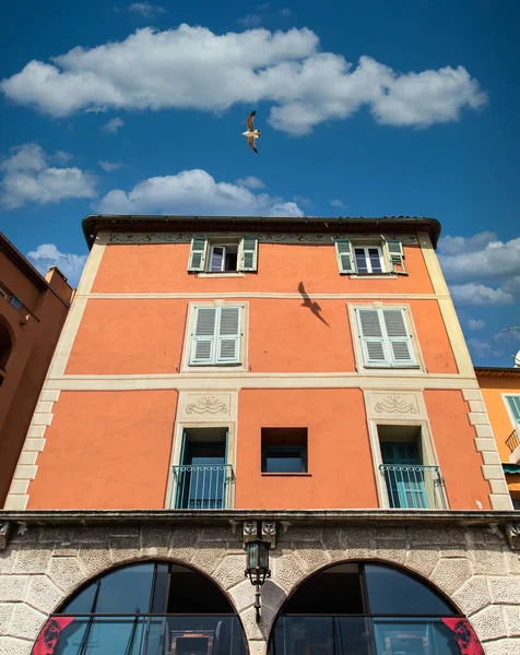 Ombra di Gabbiano su Orange Building — Foto Stock