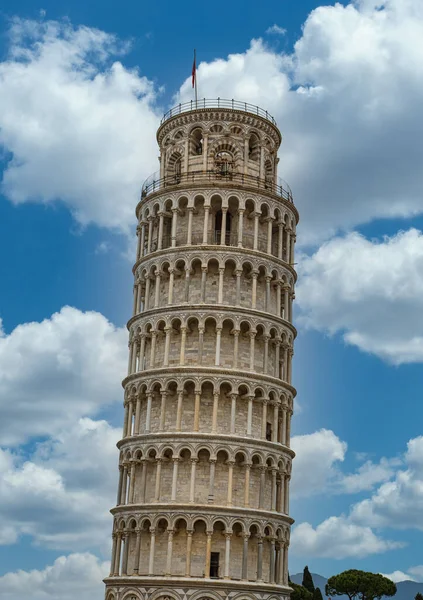 Lutande tornet i Pisa Under Nice Sky — Stockfoto