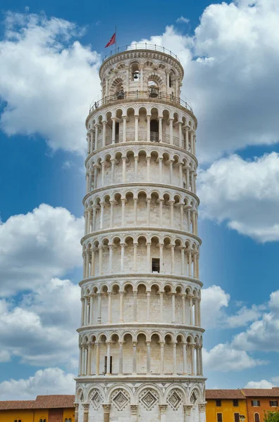 Torre de Pisa bajo el cielo de Niza — Foto de Stock