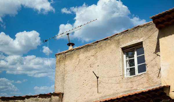 TV anténa na starém sádrokartonu — Stock fotografie