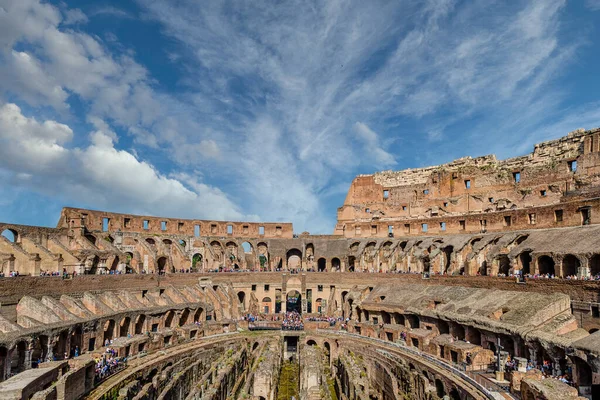 Coliseu Romano com muitos turistas — Fotografia de Stock
