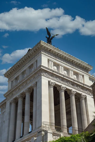 Gevleugeld standbeeld op colonnes tempel — Stockfoto