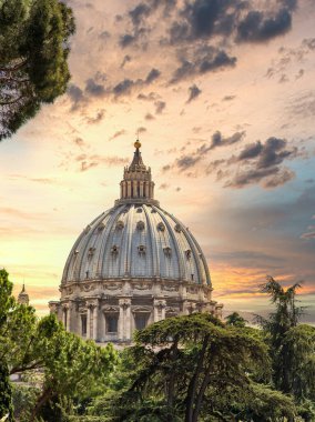 Akşam karanlığında Aziz Peters 'in Süslü Kubbesi