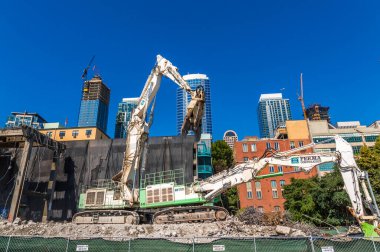 İki Yıkım Makinesi