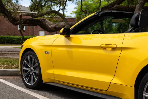 Φωτεινό κίτρινο Mustang 5.0 — Φωτογραφία Αρχείου
