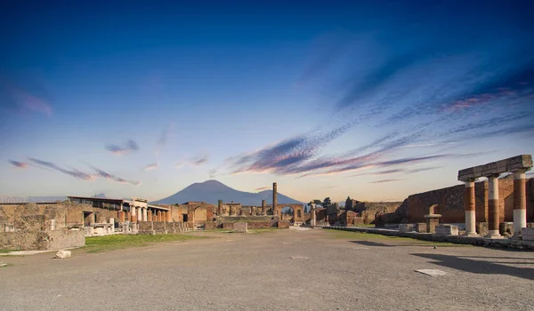 Prázdné starověké Pompeje a Vesuv — Stock fotografie