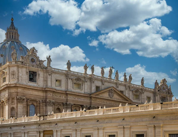 Statues of Popes over Saint Peters Square — Stock Photo, Image