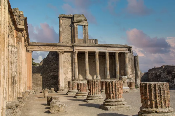 Väggen av trasiga kolumner i Pompeji — Stockfoto