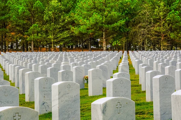 Veteraner kyrkogård upp Hill — Stockfoto