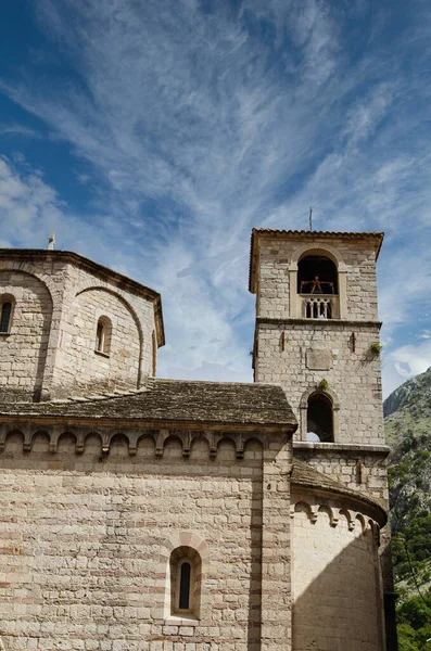 Bell Tower e Igreja em Kotor — Fotografia de Stock