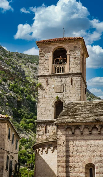 Clocher par les montagnes Kotor — Photo