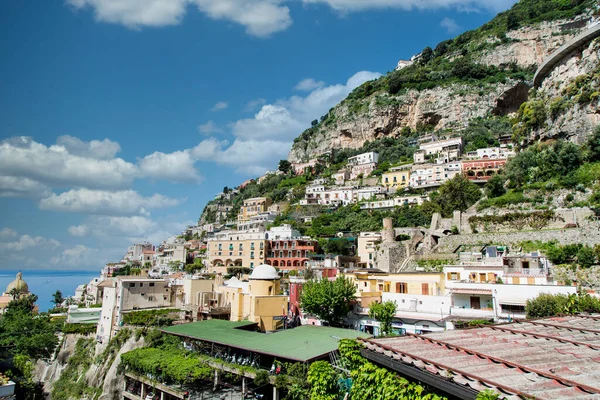 Toits verts et rouges sous la colline de Positano — Photo