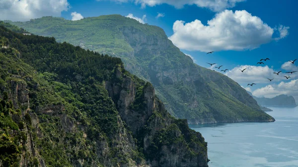 Zielone klify na wybrzeżu Amalfi — Zdjęcie stockowe