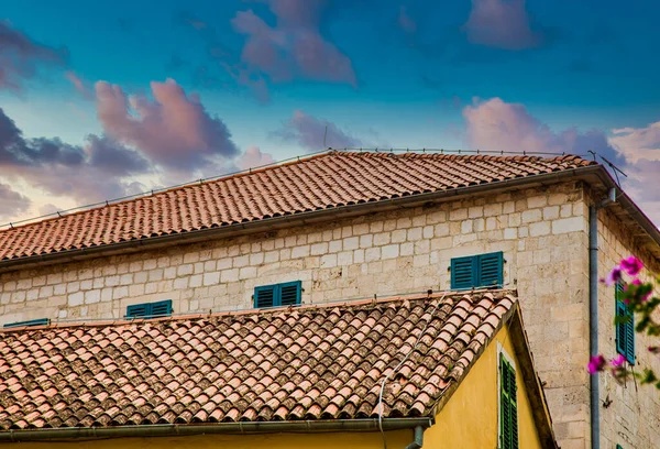 Oude dakpannen op stenen gebouwen — Stockfoto