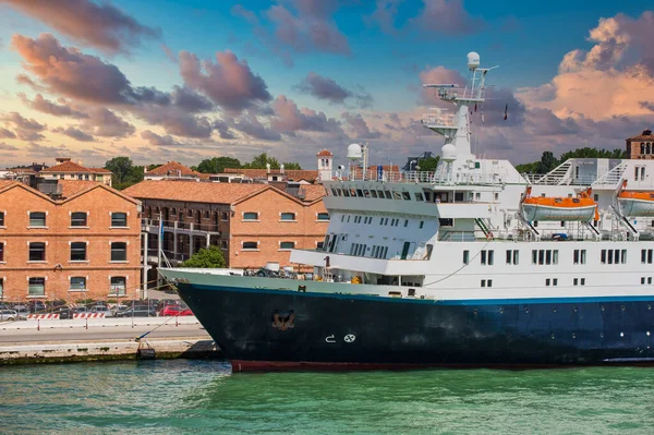 Klein cruiseschip in de haven van Venetië — Stockfoto