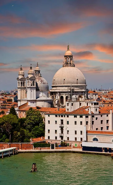 Domos da Igreja de Veneza ao anoitecer — Fotografia de Stock