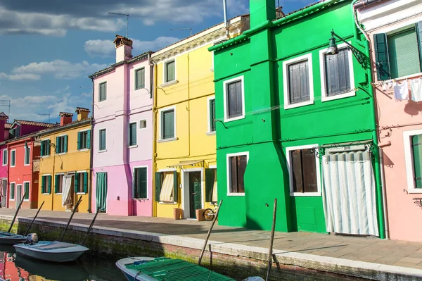 Żółty zielony i różowy Burano domów — Zdjęcie stockowe
