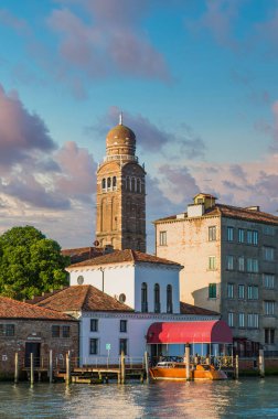Çan Kulesinin Altında Ahşap Tekne